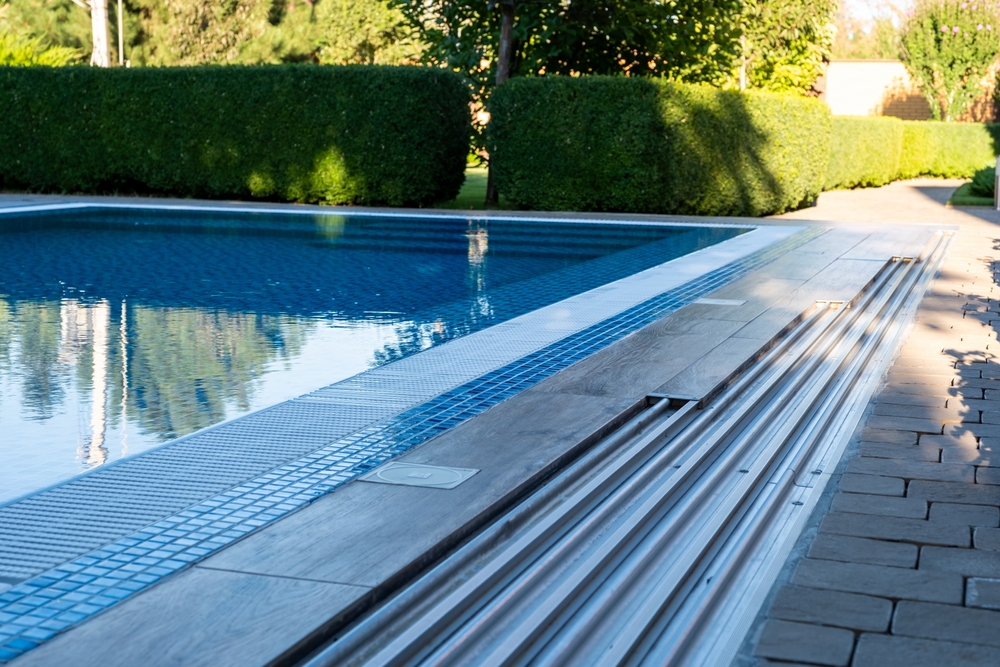 Automatic,Pool,Cover,Retracting,At,The,Edge,Of,A,Modern